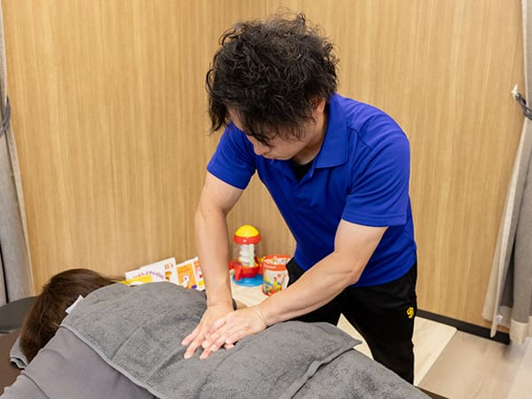 腰の施術の様子