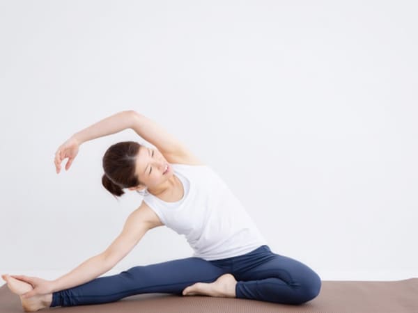 ストレッチをする女性